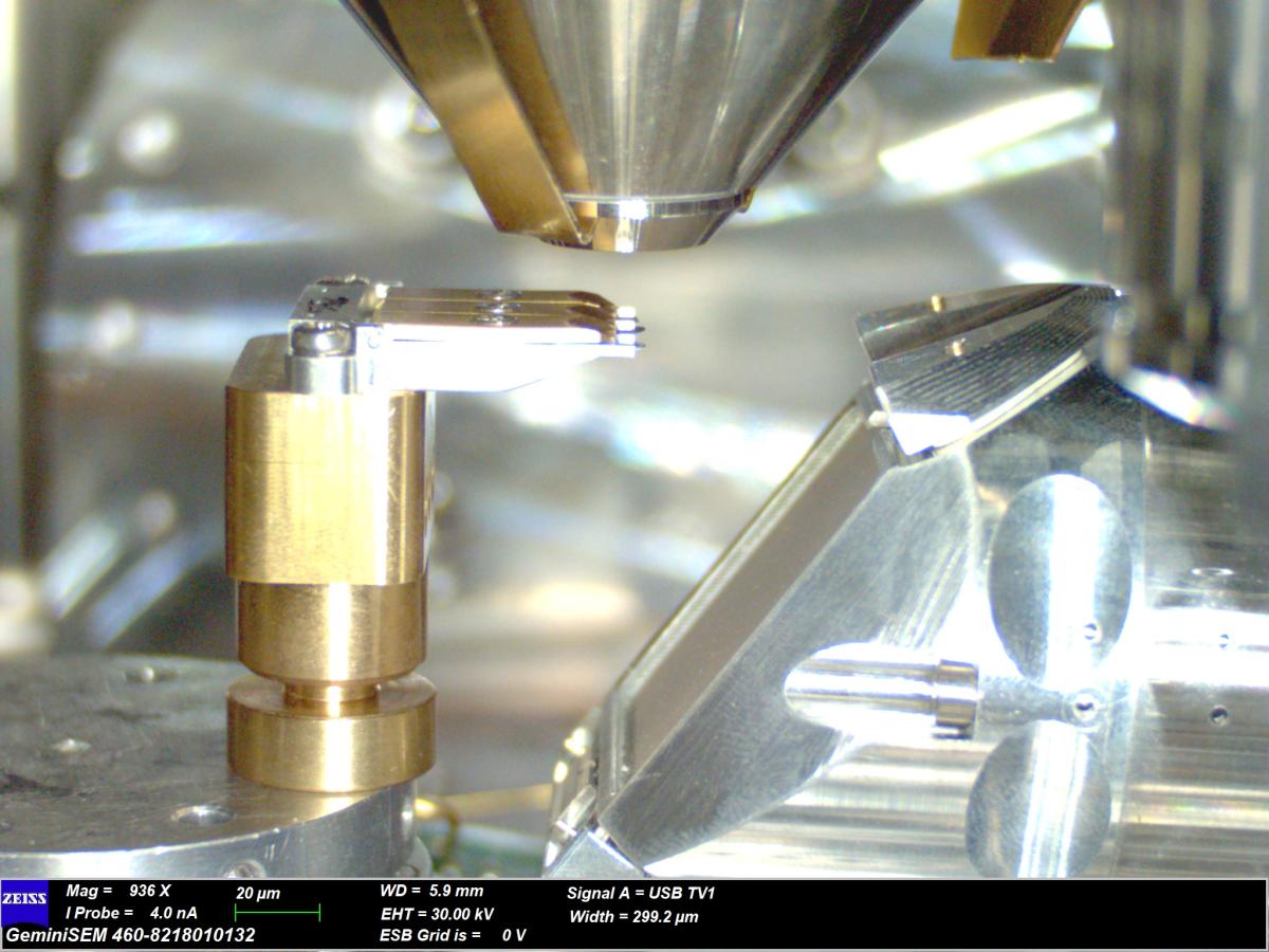 Chamberscope image showing typical setup for NA-TKD