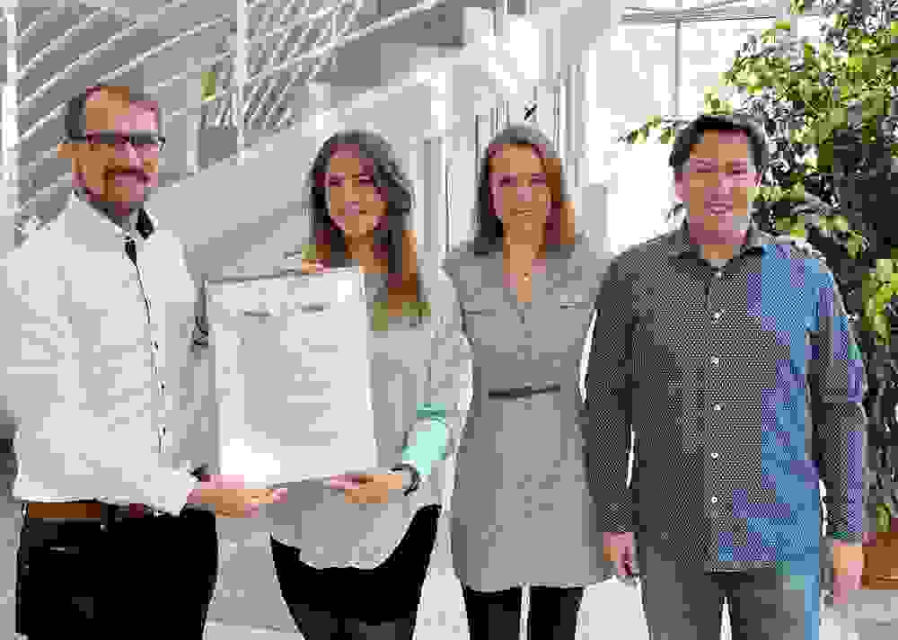 Official handing over of the Paper Award Silver certificate. From left to right: WITec Sales Manager Stefan Gomes da Costa and Nathalie Jung, Maike Windbergs and Francesco Pampaloni from the Goethe-University in Frankfurt am Main, Germany. 