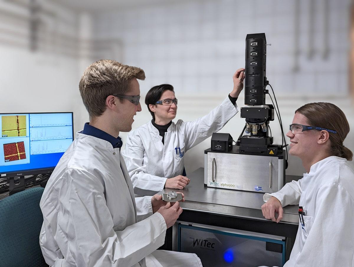 Florian Klein (links) und Leon Gläser (rechts) vom ZSW in Ulm gemeinsam mit WITec Applikationswissenschaftlerin Dr. Ievgeniia Iermak (Mitte) bei der Inbetriebnahme des neuen Raman-Mikroskops.