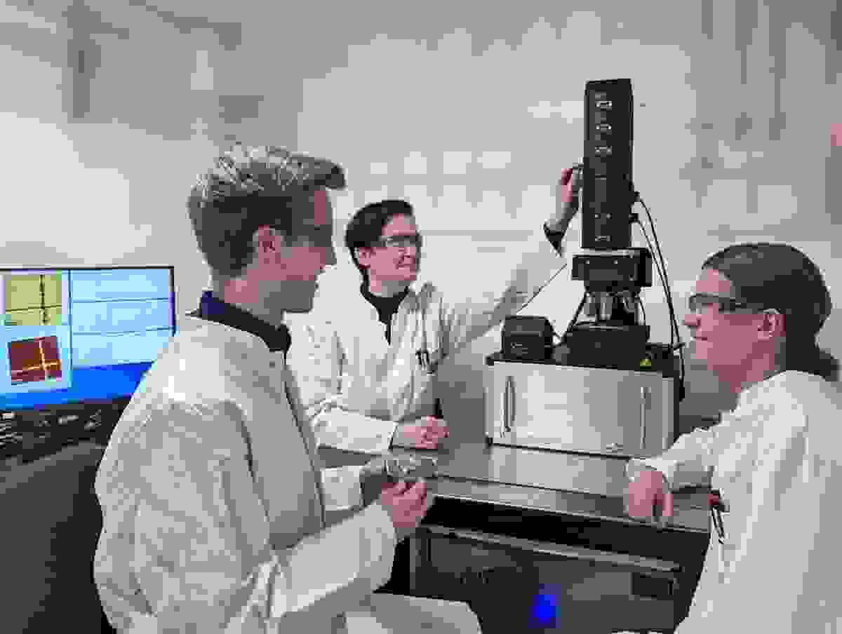 Florian Klein (links) und Leon Gläser (rechts) vom ZSW in Ulm gemeinsam mit WITec Applikationswissenschaftlerin Dr. Ievgeniia Iermak (Mitte) bei der Inbetriebnahme des neuen Raman-Mikroskops.