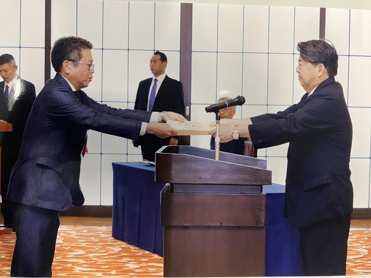 Award presentation from the Foreign Minister's Commendation ceremony.