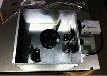 Experimental setup for absorbance measurements containing an optical fibre for illumination, an iDus InGaAs DU490A-1,7 detector and spectrometer